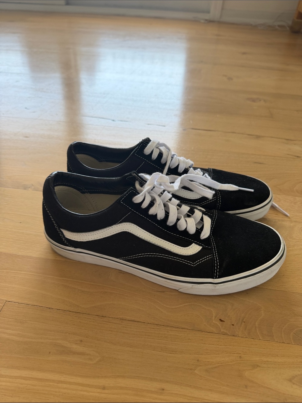 Vans Men's Black and White Old Skool Skate Sneakers